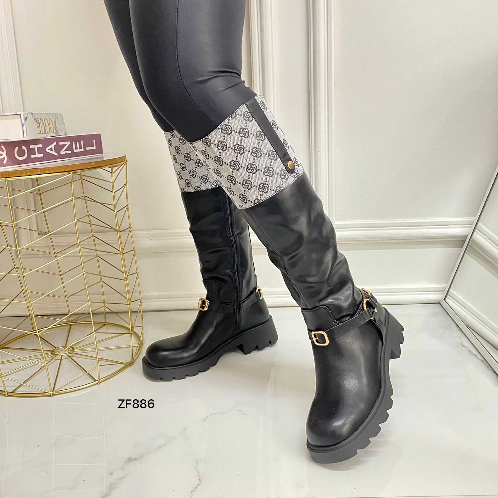 Bota caña alta negra detalles argollas doradas suela 3cm K6050 C-26